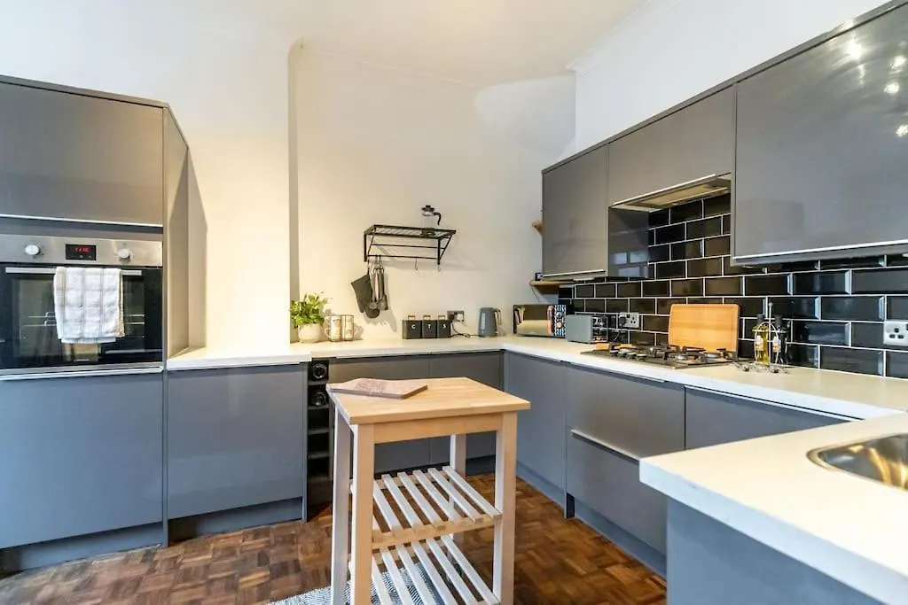 The Wanderer - Lovely 3Bd House - Upto 10 Guests. 카디프 영국